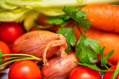 Maydanozlu taze domates, kırmızı soğan, seramik kasede havuç. Lezzetli ve sağlıklı bir aperatif konsepti. Kapatın. Ön görünüm