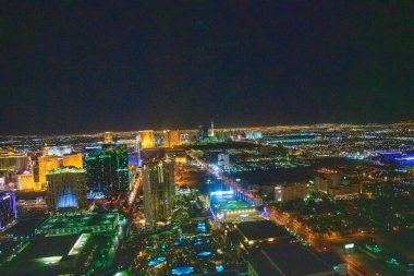LAS VEGAS, NV - 29 Haziran 2018: The Strip boyunca kumarhanelerin ve otellerin gece hava görüntüsü. Burası kumarhane ve otellerle dolu meşhur şehir yolu..