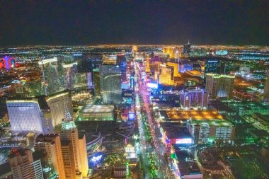 LAS VEGAS, NV - 29 Haziran 2018: The Strip boyunca kumarhanelerin ve otellerin gece hava görüntüsü. Burası kumarhane ve otellerle dolu meşhur şehir yolu..