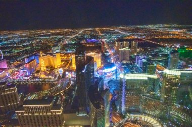 LAS VEGAS, NV - 29 Haziran 2018: The Strip boyunca kumarhanelerin ve otellerin gece hava görüntüsü. Burası kumarhane ve otellerle dolu meşhur şehir yolu..