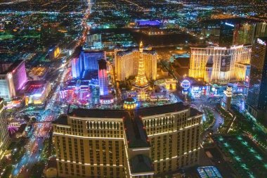 LAS VEGAS, NV - 29 Haziran 2018: The Strip boyunca kumarhanelerin ve otellerin gece hava görüntüsü. Burası kumarhane ve otellerle dolu meşhur şehir yolu..