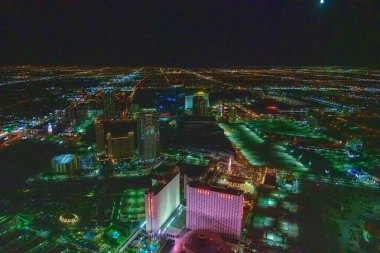 LAS VEGAS - 30 Haziran 2018 Strip and Circus Circus Hotel 'in gece hava görüntüsü.