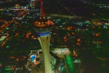 LAS VEGAS - 30 Haziran 2018 Strip and Stratosphere Hotel 'in gece hava görüntüsü.