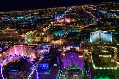 LAS VEGAS, NV - 29 Haziran 2018: The Strip boyunca kumarhanelerin ve otellerin gece hava görüntüsü. Burası kumarhane ve otellerle dolu meşhur şehir yolu..