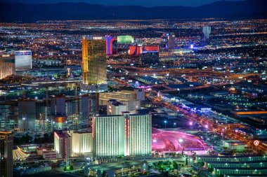 LAS VEGAS, NV - 29 Haziran 2018: The Strip boyunca kumarhanelerin ve otellerin gece hava görüntüsü. Burası kumarhane ve otellerle dolu meşhur şehir yolu..