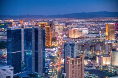 LAS VEGAS, NV - 29 Haziran 2018: The Strip boyunca kumarhanelerin ve otellerin gece hava görüntüsü. Burası kumarhane ve otellerle dolu meşhur şehir yolu..