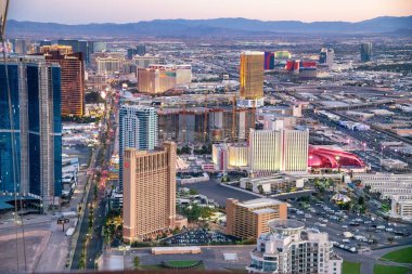 LAS VEGAS, NV - 29 Haziran 2018: The Strip boyunca kumarhanelerin ve otellerin günbatımı görüntüsü. Burası kumarhane ve otellerle dolu meşhur şehir yolu..