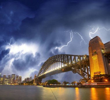 Sydney Limanı Köprüsü üzerinde fırtına, NSW, Avustralya. Gökyüzündeki şimşek