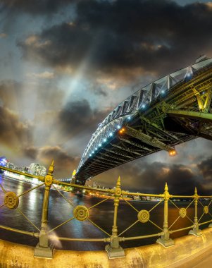 Günbatımında Sydney Limanı Köprüsü, Avustralya.