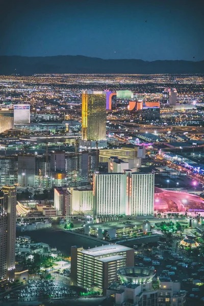 Las Vegas 2018年6月29日 ストリップ沿いのカジノとホテルの夜景 カジノやホテルが立ち並ぶ有名な街の道です — ストック写真