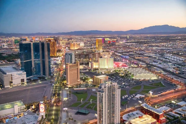 Las Vegas 2018年6月29日 ストリップ沿いのカジノとホテルの日没の空中ビュー カジノやホテルが立ち並ぶ有名な街の道です — ストック写真