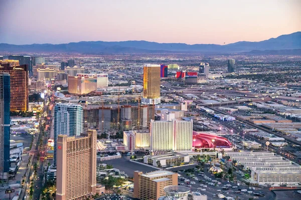 Las Vegas 2018年6月29日 ストリップ沿いのカジノとホテルの日没の空中ビュー カジノやホテルが立ち並ぶ有名な街の道です — ストック写真