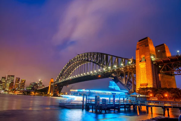 Sydney Harbour Bridge Notte Con Traversata Traghetto Skyline Della Città — Foto Stock