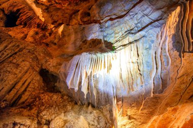 Mağara İçinin İnanılmaz Renkleri.