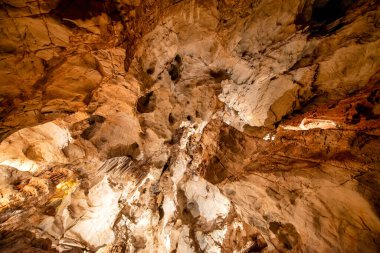 Mağara İçinin İnanılmaz Renkleri.