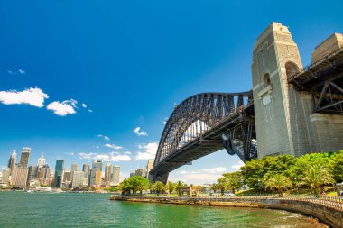 SYDNEY - 9 Kasım 2015: Güneşli bir günde Sydney Liman Köprüsü.