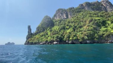 Hareket halindeki bir tekneden Tayland kıyıları, Phi Phi Adaları güzel güneşli bir günde