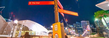 SYDNEY - 8 Kasım 2015: Darling Harbour Caddesi Geceleri.