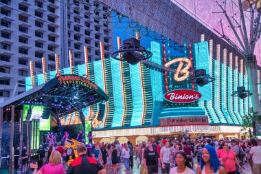 LAS VEGAS, NV - 29 Haziran 2018: Fremont Street Experience in Downtown Las Vegas. Turistler eski bölgeyi ziyaret ediyor.