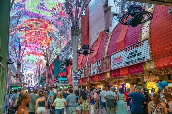 ラスベガス 6月29 2018 ラスベガスのダウンタウンでのフリーモントストリート体験 旧市街を訪れる観光客 — ストック写真