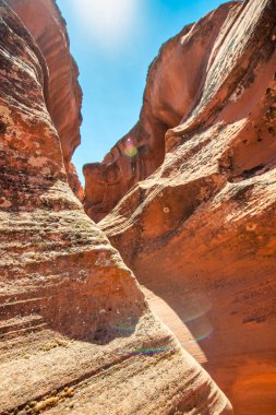 Arizona, Page yakınlarındaki Navajo Reservation 'da Yukarı Antilop Kanyonu ve Mavi Gökyüzü..