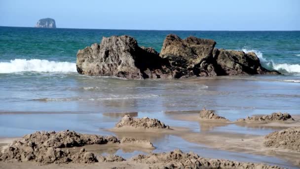 Hot Water Beach, Nova Zelândia. Ondas esmagando as rochas — Vídeo de Stock