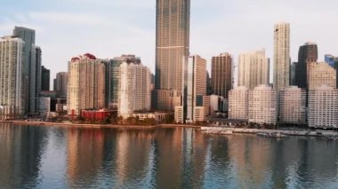 Gün doğumunda Miami şehir merkezinde, İHA 'dan hava manzaralı, yavaş çekim.