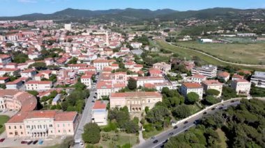 Livorno kıyı şeridinin muhteşem hava manzarası, Toskana. Yavaş çekim