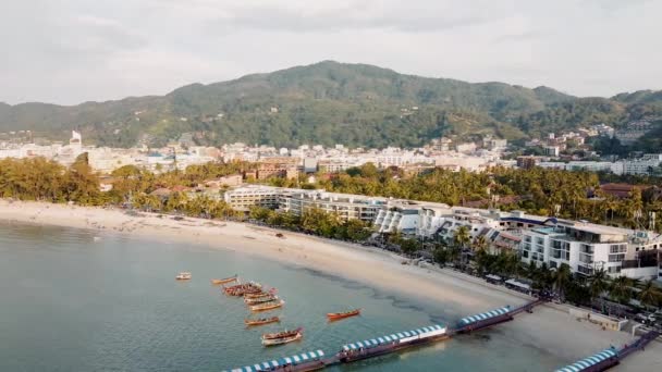 Increíble vista aérea de Patong Beach y el paisaje urbano de Phuket al atardecer, Tailandia — Vídeos de Stock