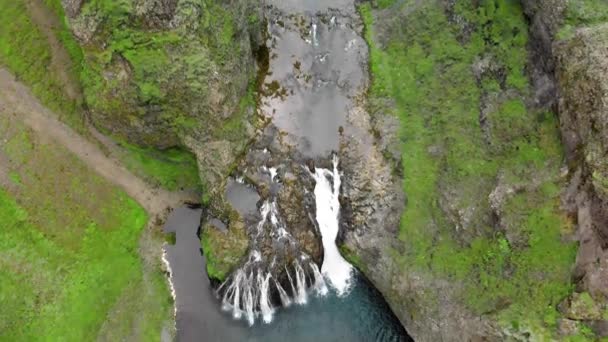 Stjornarfoss Vodopády v letní sezóně, úžasný letecký pohled — Stock video