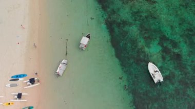 Güzel bir sahil boyunca yüzücülerin hava manzarası