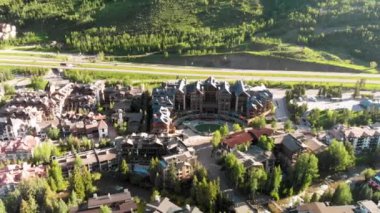 Vail, Colorado. Yaz günbatımında şehir manzarası inanılmaz.