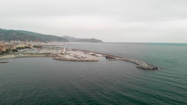 Chiavari, Liguria, İtalya 'nın havadan görünüşü. Gün batımında İHA 'dan şehir manzarası — Stok video