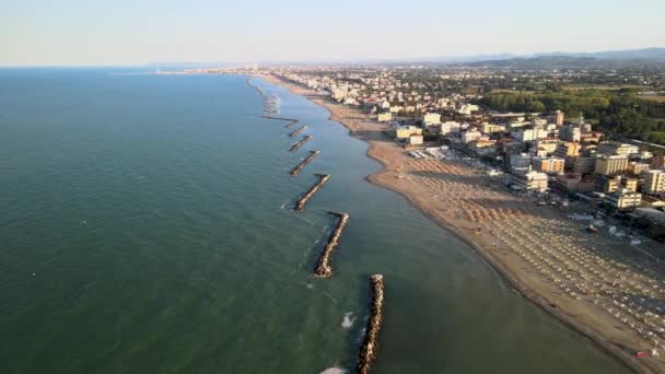 Torre Pedrera Beach, Rimini állam. Légi felvétel a drónról a nyári szezonban — Stock videók
