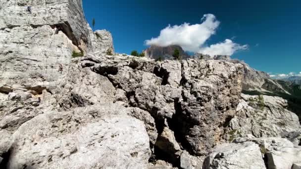 Cinque Torri, Alpes italianos. Cinco torres picos de montaña — Vídeos de Stock