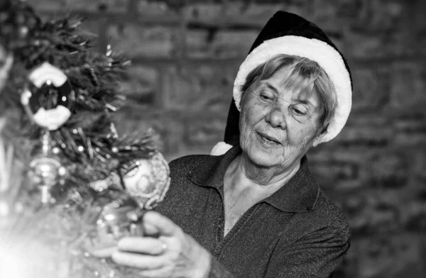 Gelukkig Bejaarde Gepensioneerde Vrouw Draagt Santa Red Hat Versieren Kerstboom — Stockfoto