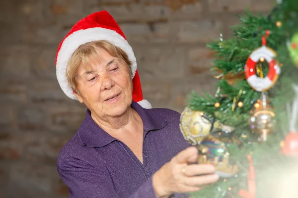 Gelukkig Bejaarde Gepensioneerde Vrouw Draagt Santa Red Hat Versieren Kerstboom — Stockfoto