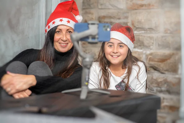 Mutter Und Tochter Mit Weihnachtsmütze Hause Bei Videotelefonat Mit Eltern — Stockfoto