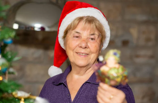 Gelukkig Bejaarde Gepensioneerde Vrouw Draagt Santa Red Hat Versieren Kerstboom — Stockfoto