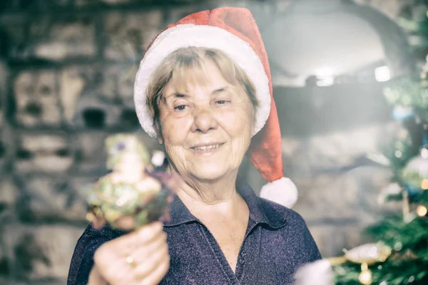 Felice Anziana Donna Pensione Indossa Santa Red Hat Decorazione Albero — Foto Stock