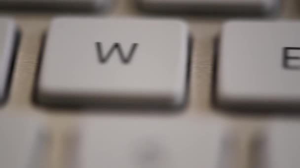現代のコンピュータキーボードのキーを閉じる — ストック動画