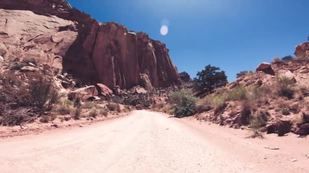 Yaz mevsiminde kanyon boyunca giden bir arabanın yavaş çekimde yol manzarası — Stok video