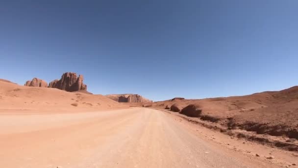 Lapso de tempo de um carro que atravessa o Monument Valley na temporada de verão — Vídeo de Stock