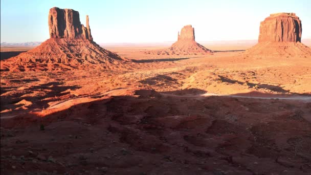 Vista aérea do tráfego de automóveis através do vale do monumento ao pôr do sol, lapso de tempo — Vídeo de Stock