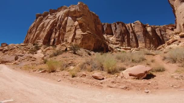 Wegzicht van een auto die in het zomerseizoen door het Zion National Park rijdt — Stockvideo