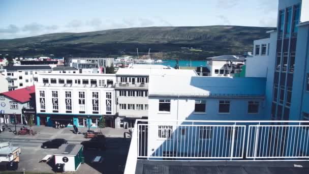 AKUREYRI, ISLANDIA - AGOSTO 2019: Casas de ciudad en un hermoso día de verano. Movimiento lento — Vídeos de Stock