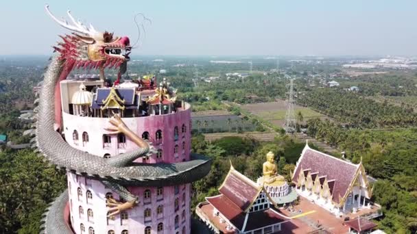 PATHOM NAKHON, THAÏLANDE - 15 DÉCEMBRE 2019 : Incroyable vue aérienne du temple du dragon de Wat Samphran, un temple bouddhiste à Amphoe Sam Phran — Video