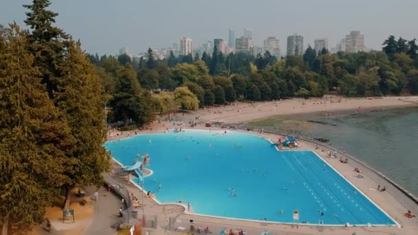 ВАНКУВЕР, КАНАДА - АВГУСТА 2017: Вид с воздуха на Ванкувер и парк в летний сезон, Британская Колумбия, Канада — стоковое видео