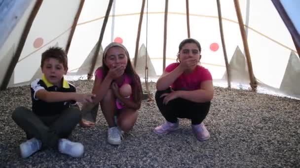 Tre barn spelar indian ljud med mun och händer — Stockvideo