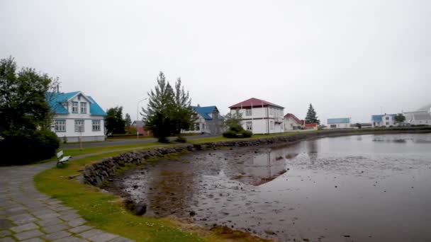 Seydisfjordur vista panorâmica da cidade em um dia nublado de verão, Islândia — Vídeo de Stock